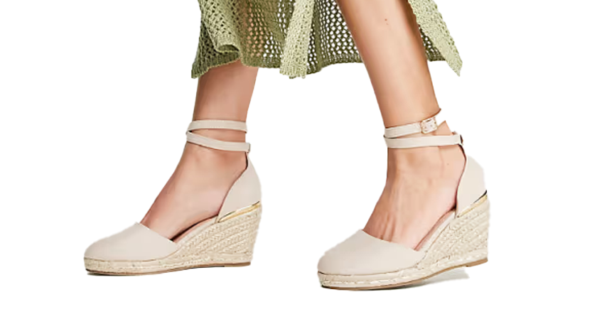 Why Women Still Reach for Closed-Toe Sandals in Summer