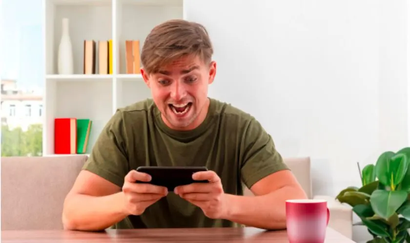 Smartphone running a mobile game with battery optimization features